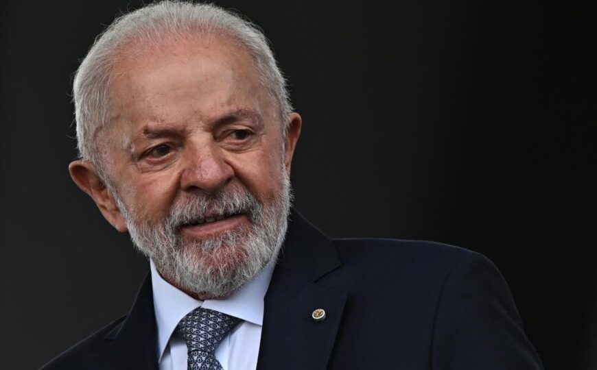 Com bandeira do Brasil, Lula diz que governo “não vacilará” na defesa da soberania