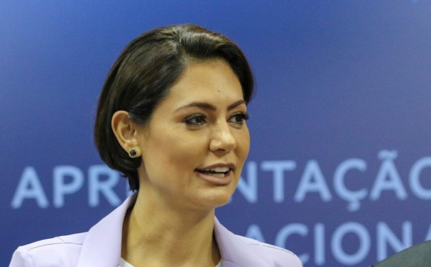 Governadora do DF faz aceno a Michelle Bolsonaro para concorrer ao Senado