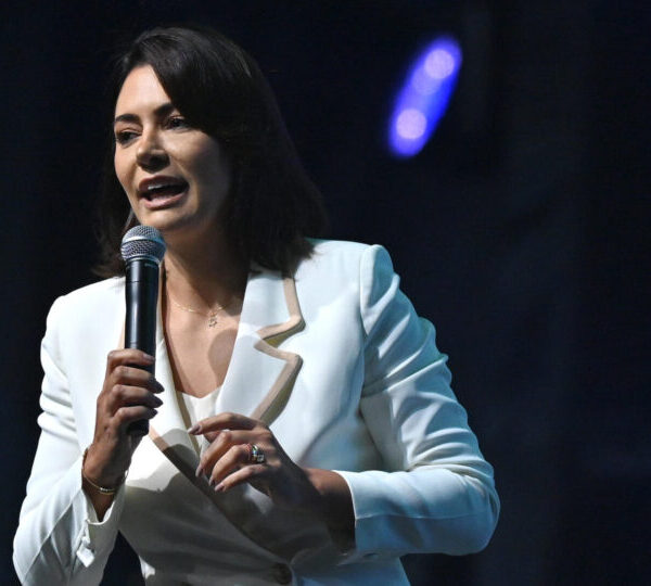 Michelle Bolsonaro recebe alta após tratamento para dor&hellip;