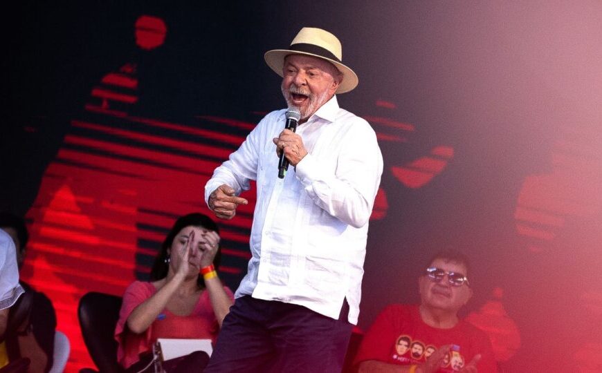 Lula diz que elite brasileira tentou “sujar” seu nome e exalta MTST