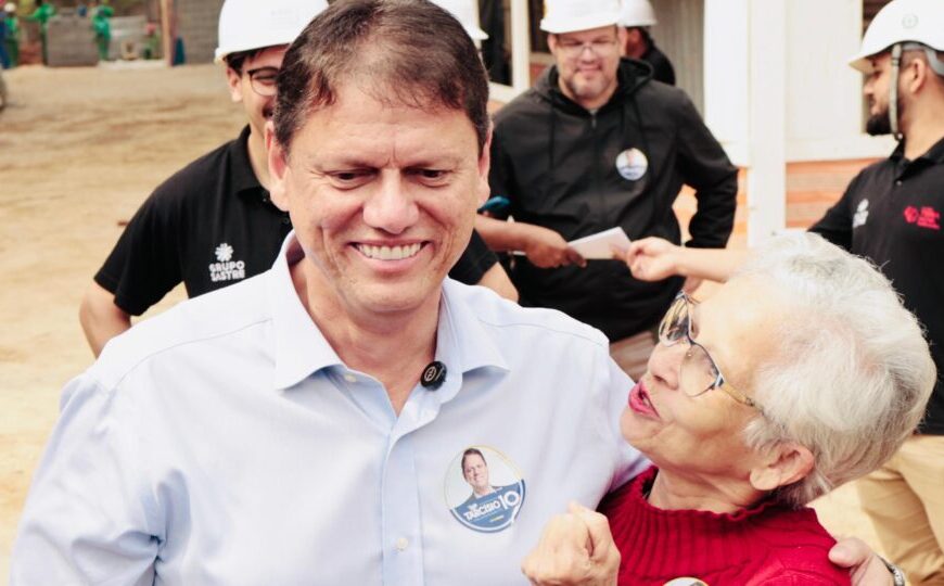 Tarcísio cobra governo federal por corrupção e diz que Flávio já se explicou sobre Dark Horse