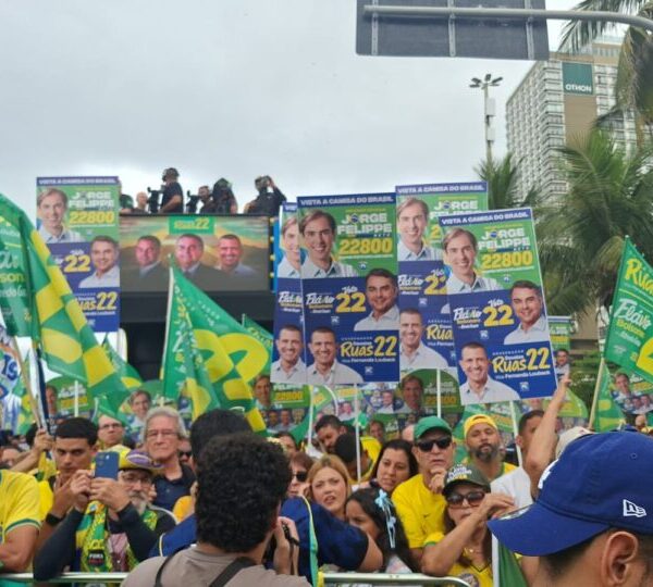Mesmo ausente, Jair Bolsonaro é principal personagem do&hellip;