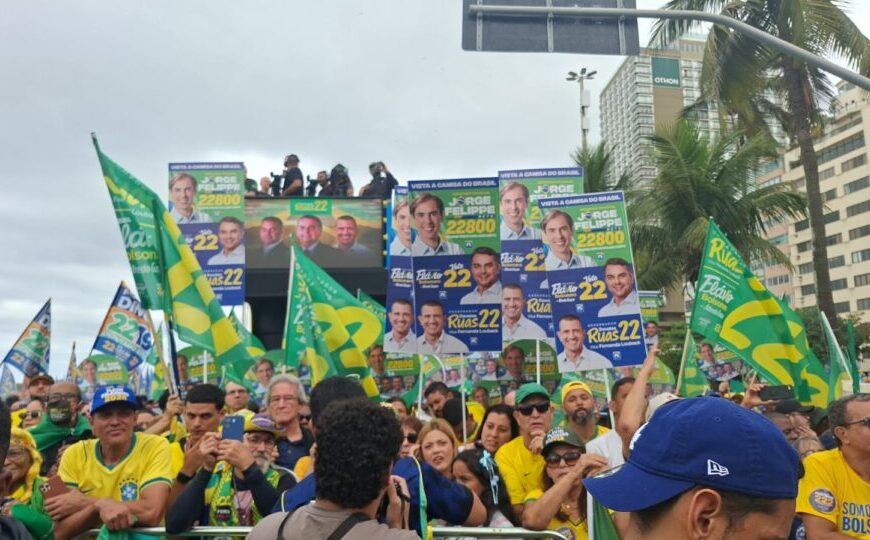 Mesmo ausente, Jair Bolsonaro é principal personagem do lançamento da campanha de Flávio