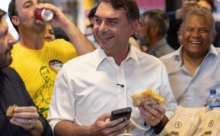 Justiça nega pedido de Lulinha para derrubar vídeo de Flávio Bolsonaro sobre fraudes no INSS