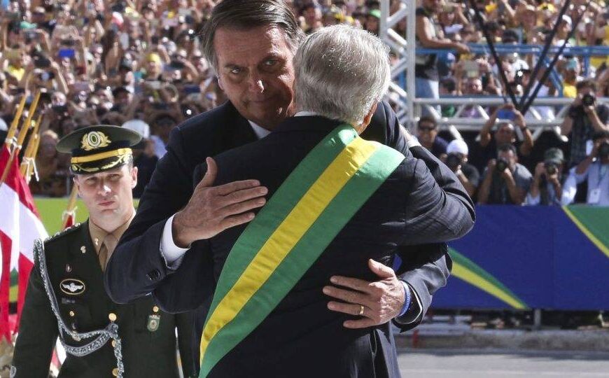 Lula ou Jair Bolsonaro: quem passaria a faixa presidencial para Flávio se ele for eleito?