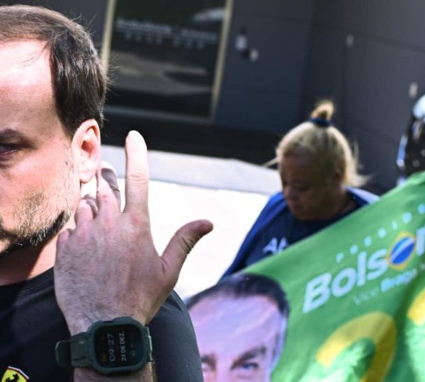 Carlos Bolsonaro visita o pai e pede que&hellip;