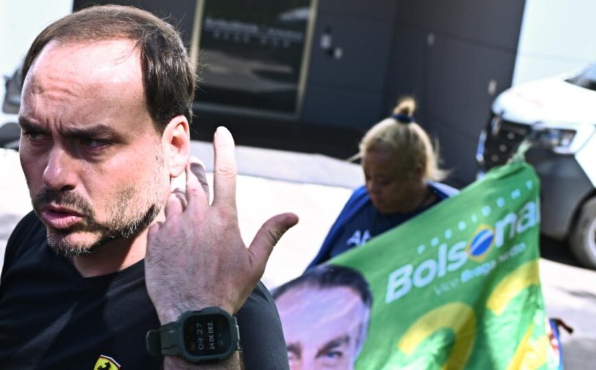 Carlos Bolsonaro visita o pai e pede que ex-presidente “fique bem”