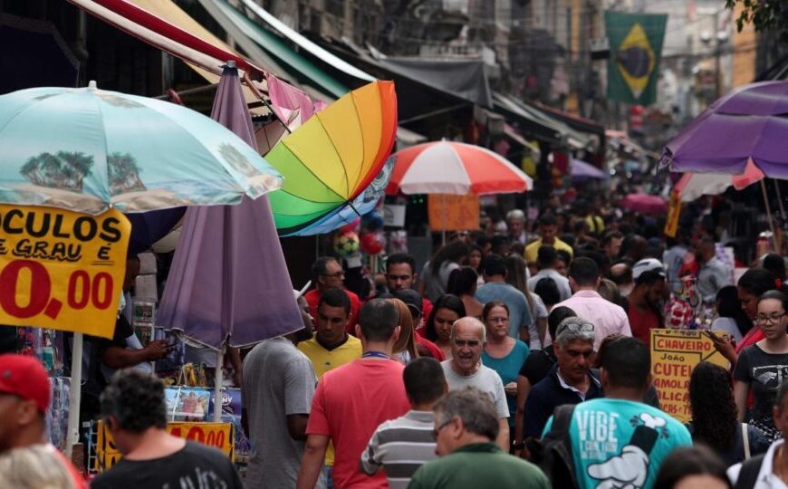 Entidades do comércio lançam campanha contra fim da escala 6×1 às vésperas da votação