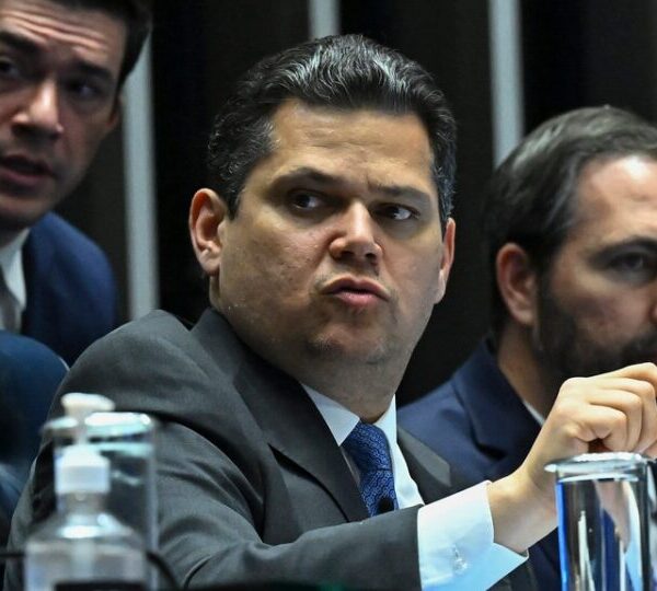 Alcolumbre usa PEC da Jornada 6×1 para impor&hellip;