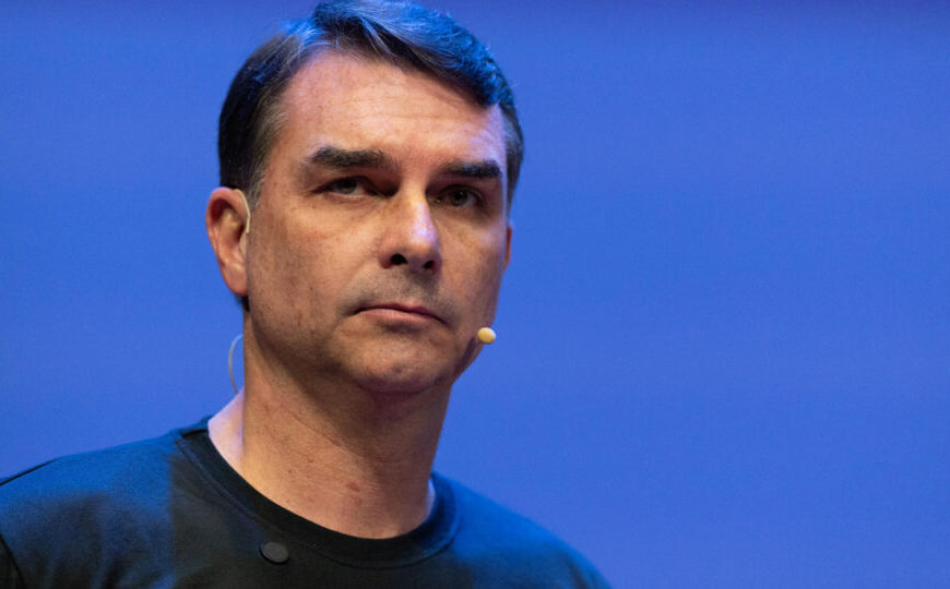 Flávio Bolsonaro reage a críticas por ausência e diz querer debates contra Lula
