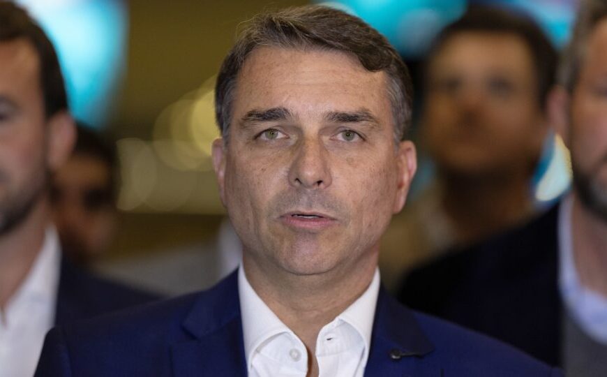Flávio Bolsonaro encontra ministro de Bukele para tratar sobre segurança pública