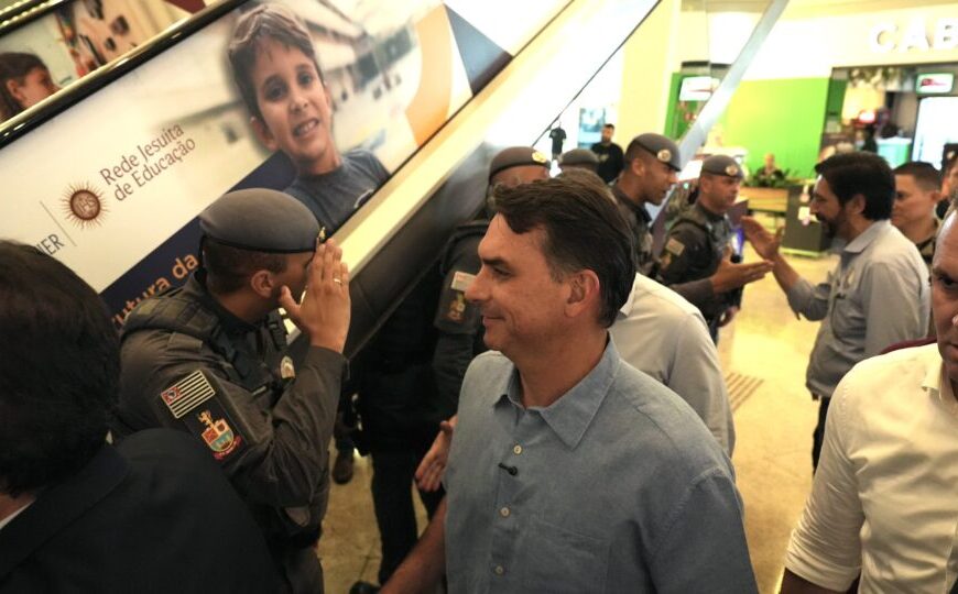 Flávio usa “padrão Bukele” para apresentar agenda de segurança