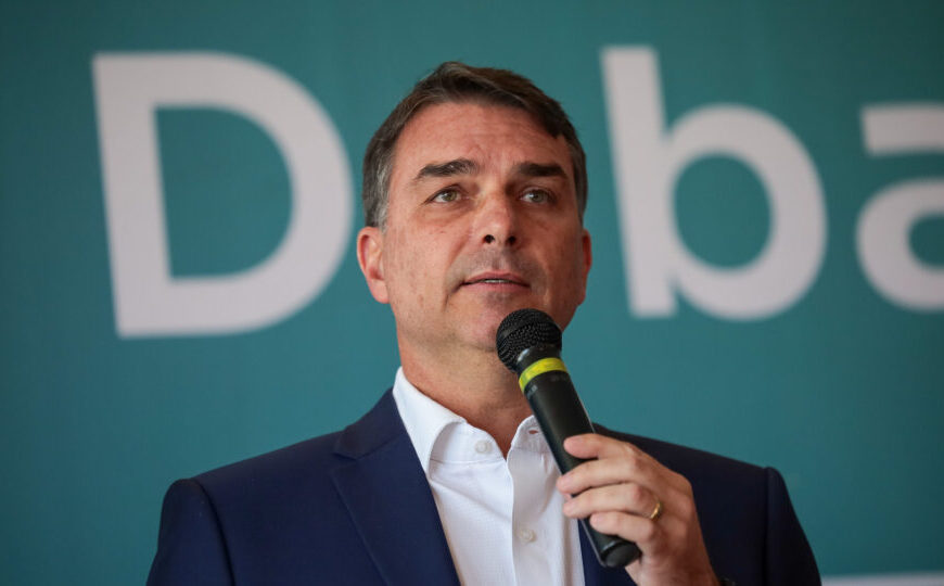 Flávio Bolsonaro promete endurecer combate ao crime e cortar poderes do STF