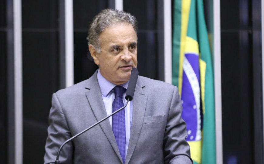 Aécio confirma candidatura ao Senado por Minas Gerais e nega apoio a Lula