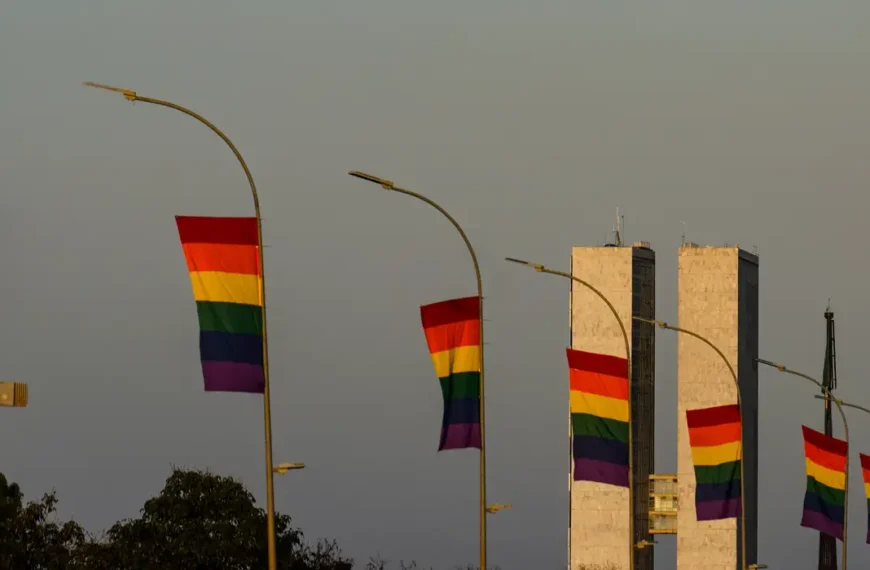 Candidaturas LGBT+ têm recorde em 2026 e se espalham por mais partidos