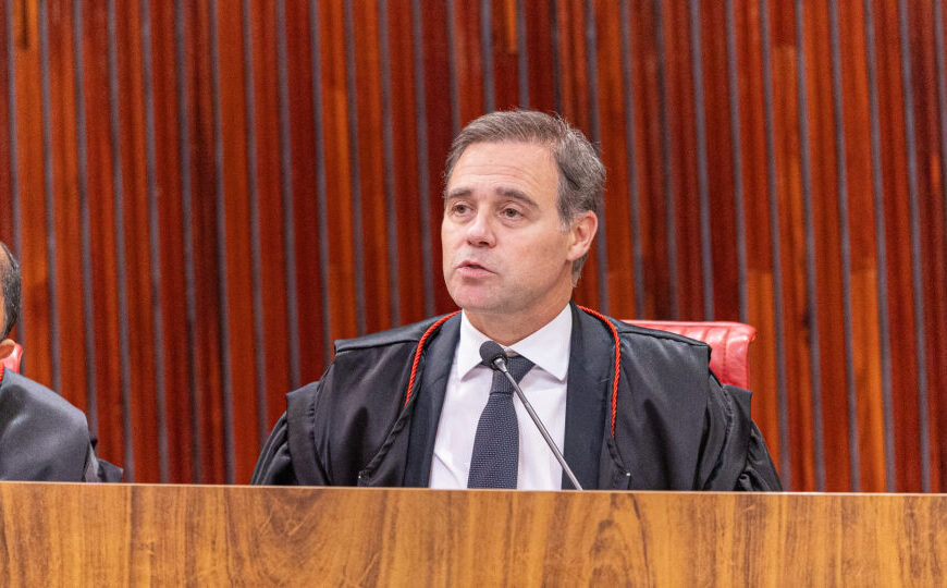 Mendonça manda remover deepfake que associa Flávio a Vorcaro e propõe nova regra