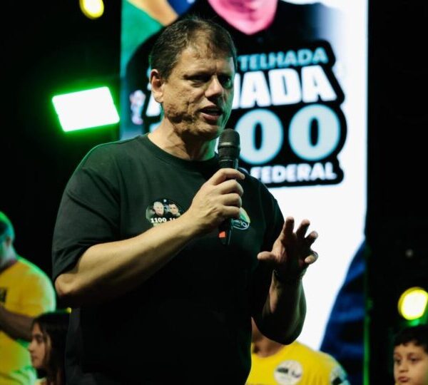 Tarcísio faz afago em Flávio Bolsonaro e diz&hellip;