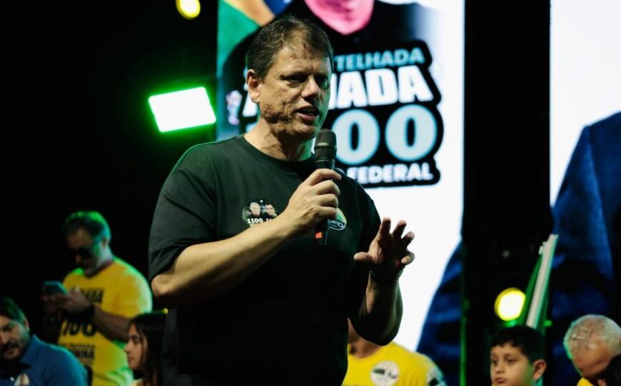 Tarcísio faz afago em Flávio Bolsonaro e diz que Brasil sofre “opressão” como Israel