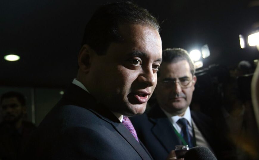Quem é o senador alvo de investigação por fraude bilionária no INSS?