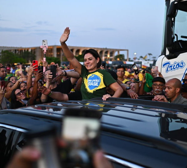 Michelle protesta contra proibição de mostrar Bolsonaro em&hellip;