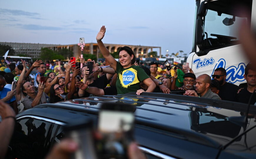 Michelle protesta contra proibição de mostrar Bolsonaro em propaganda eleitoral