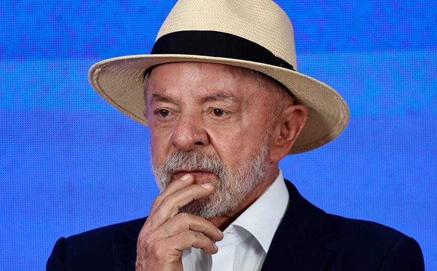 Lula explora fake news, afaga católicos e larga a mão de evangélicos  