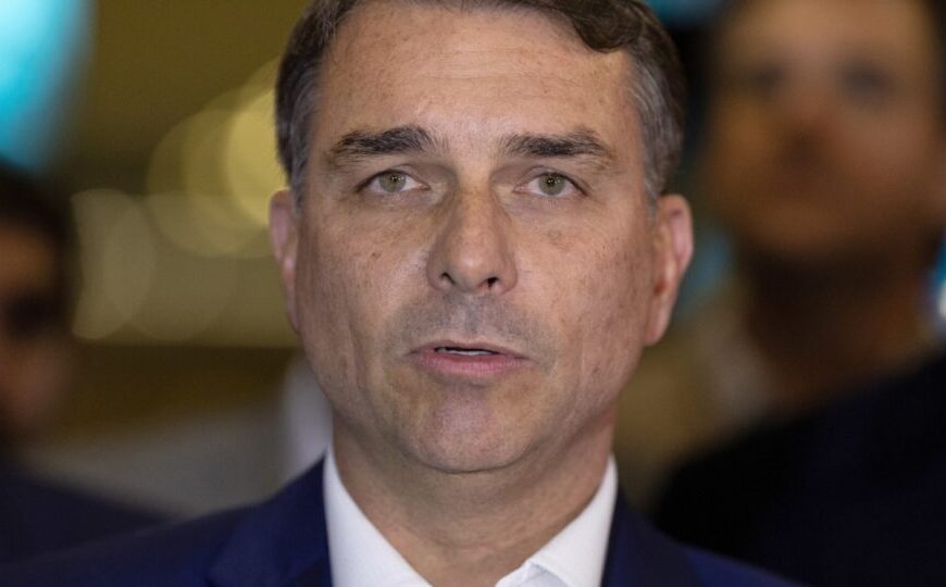 Flávio Bolsonaro cobra investigações sobre Lula, Master e INSS
