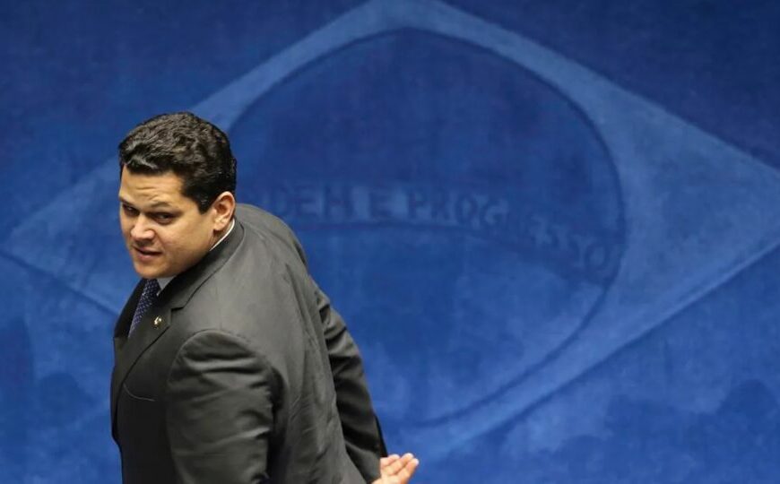 Lei dá à Mesa do Senado, e não a Alcolumbre, poder sobre pedido de impeachment