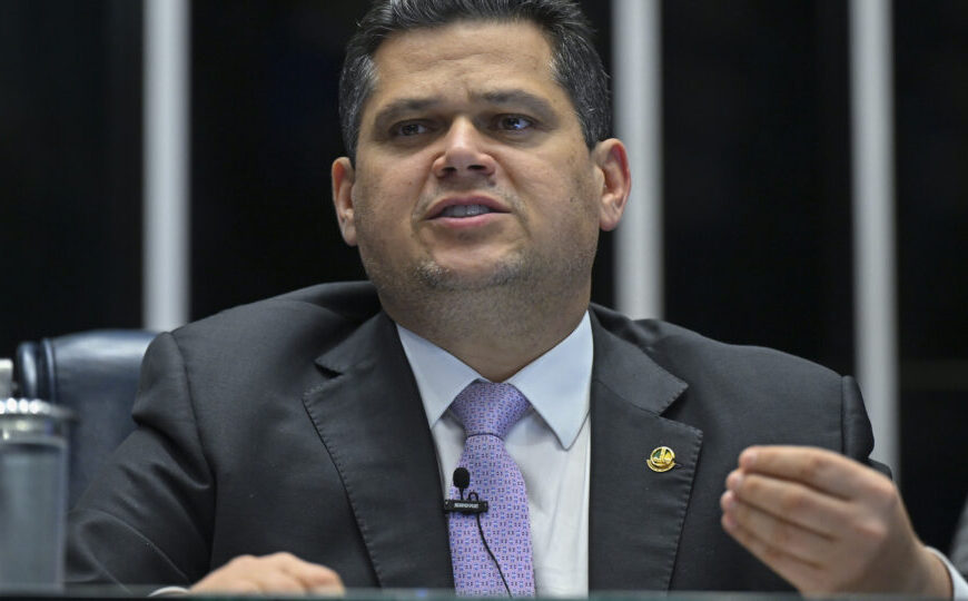 Alcolumbre reage à pressão por impeachment de Moraes e alfineta Flávio por filme de Bolsonaro