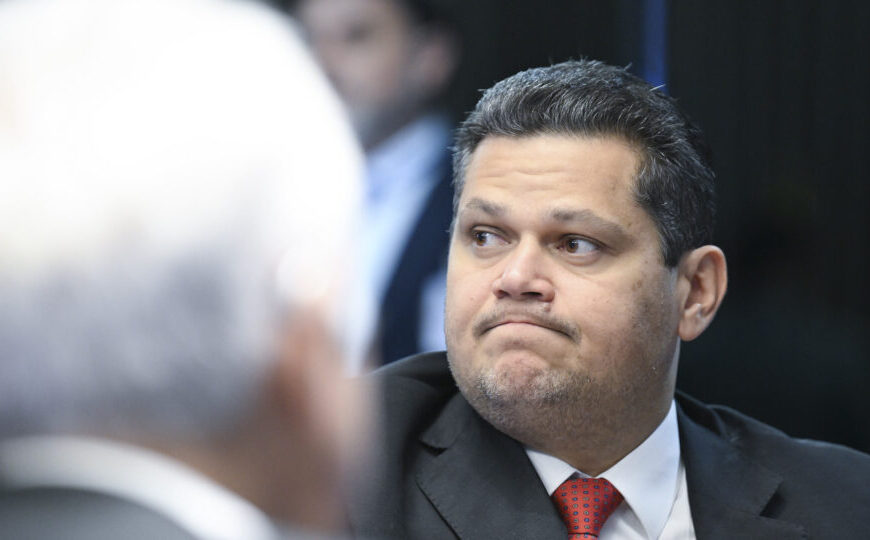 Alcolumbre sinaliza que não pautará impeachment de Moraes e cita 109 pedidos contra STF