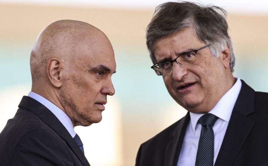 Mensagens de ex-banqueiro sugerem crimes de Moraes e Gonet em relatório da PF