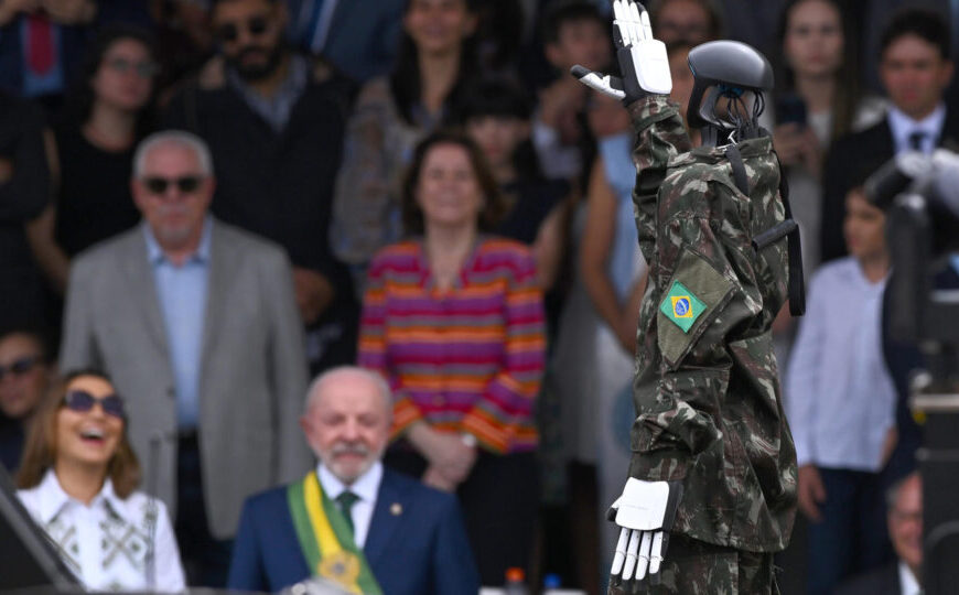 Robô bate continência para Lula no desfile do 7 de Setembro e diverte Janja (veja fotos)