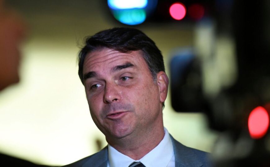 Justiça restringe redes sociais de servidor da Secom após posts sobre Flávio e Padroeira