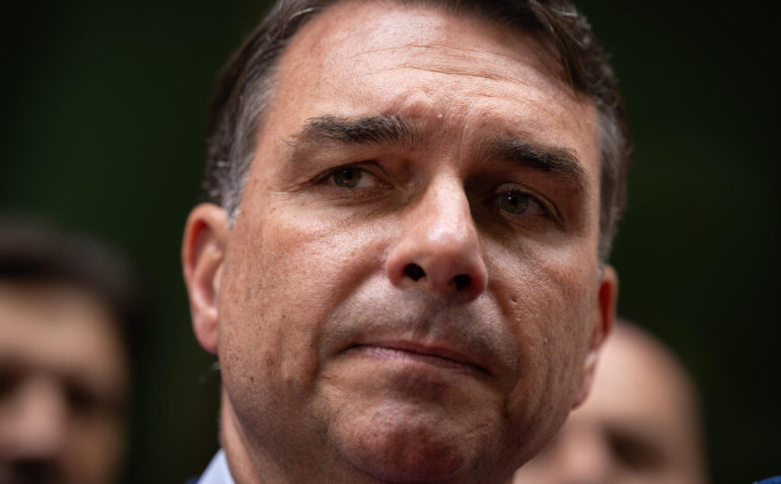 Flávio Bolsonaro diz que não autorizou ação de Zé Trovão contra reajuste do Bolsa Família
