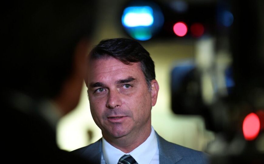 MPE pede bloqueio de perfil de servidor da Secom por fake news sobre Nossa Senhora contra Flávio