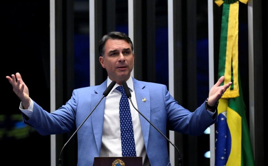 Flávio pede a Fachin suspeição de Dino em ações sobre ele, Lula e eleições