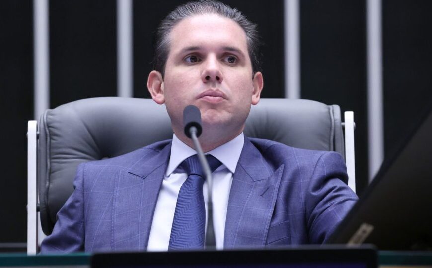 Mensagens citam tratativa de “sociedade” entre Motta e Vorcaro; deputado nega ilícito