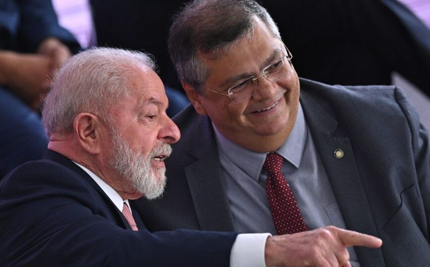 Lula liga para Dino durante evento do governo e Flávio questiona: “Subordinado?”