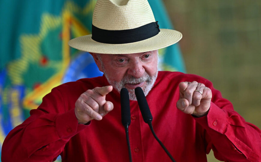 Lula diz que usava “sangue de Cristo” para explicar vermelho da bandeira do PT