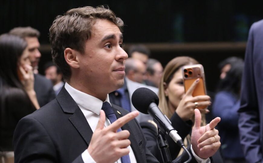 TRE-MG manda site de esquerda tirar do ar reportagens sobre Nikolas chamando Vorcaro de “lindão”