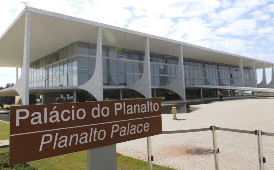 Defesa jurídica de Lula sugere convocação do Conselho da República para conter crise