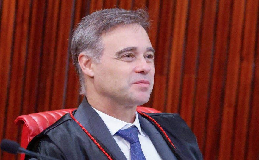 Mendonça manda Lula excluir vídeo que atribui a Flávio cortes em programas sociais