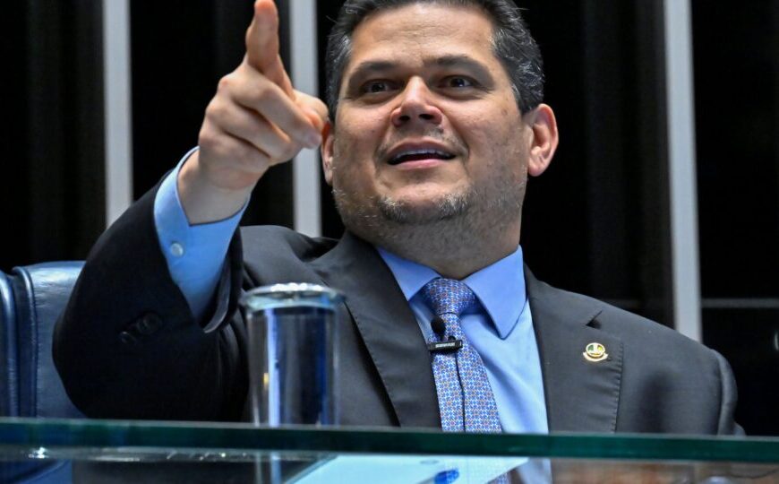 Alcolumbre marca votação da PEC do fim da escala 6×1 para próxima quarta (14)
