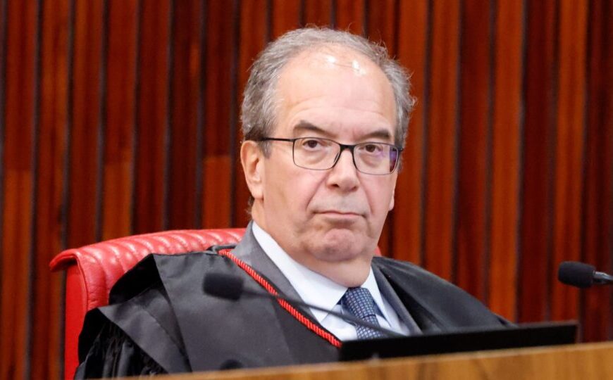 Corregedor do TSE nega pedido de Flávio para suspender mensagens do governo Lula