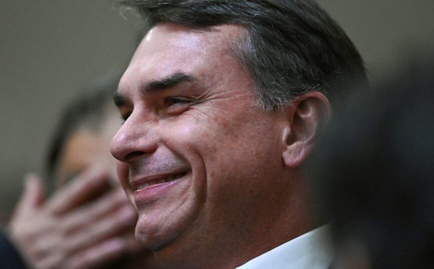 Flávio participa de missa de Nossa Senhora e confirma visita a Bolsonaro nesta terça