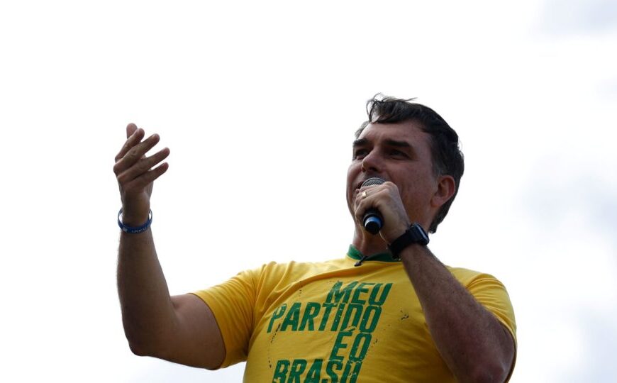 Em evento evangélico, Flávio Bolsonaro diz que Brasil enfrenta “guerra espiritual”