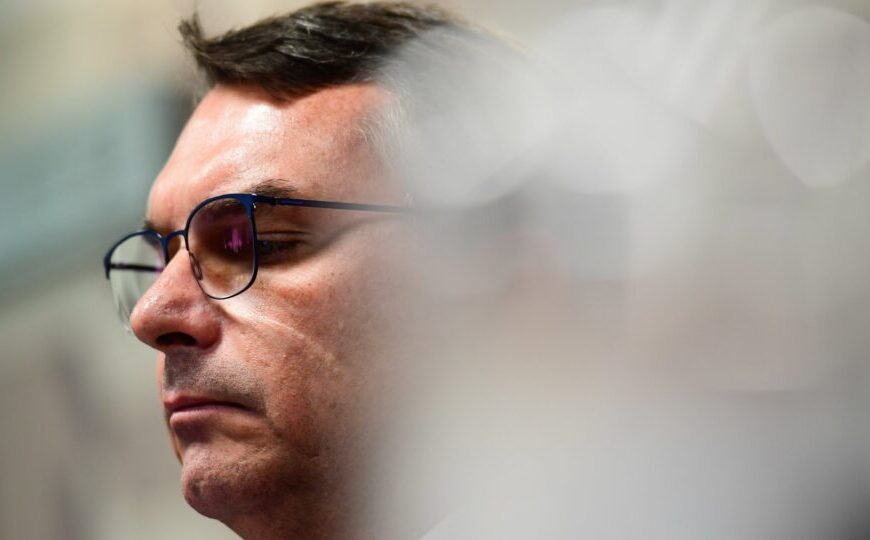 Derrota e inquéritos pressionam futuro de Flávio; irmão sugeriu que ele deixe o país