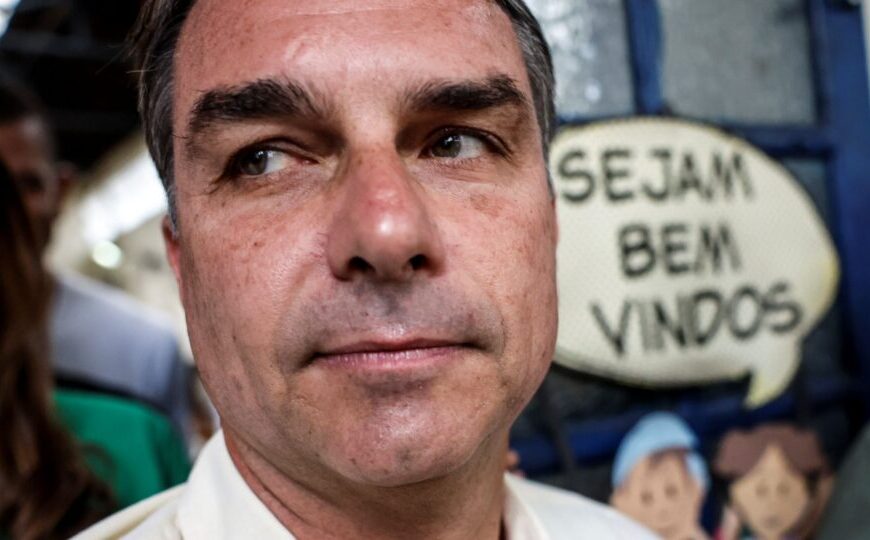 O que se sabe sobre a saída de Flávio Bolsonaro do Brasil após ordem de Moraes