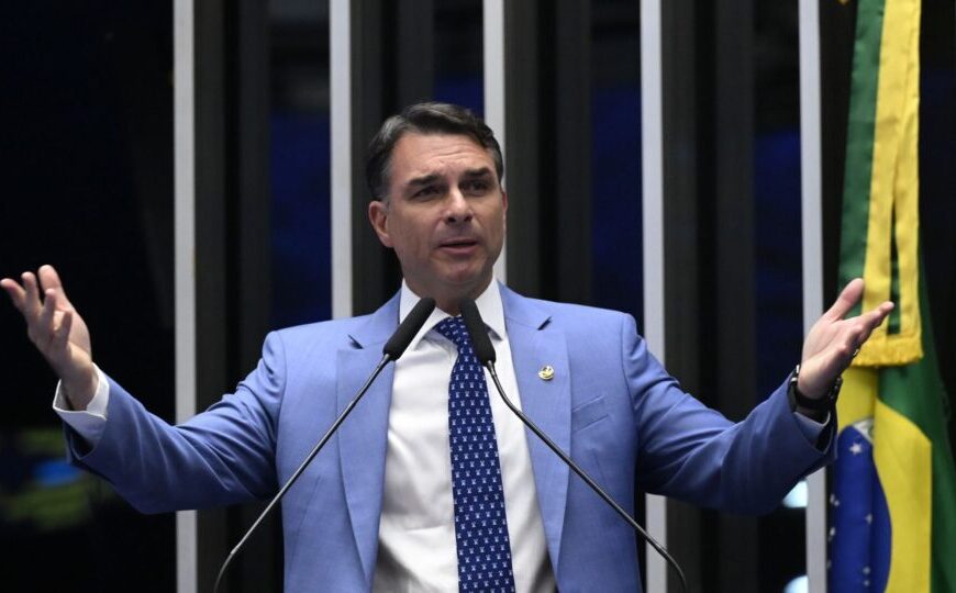 Flávio Bolsonaro pede renúncia de Moraes após decisão contra Eduardo