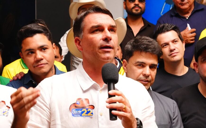 Flávio tem cidadania italiana desde 2023; PF não pode cancelar passaporte estrangeiro